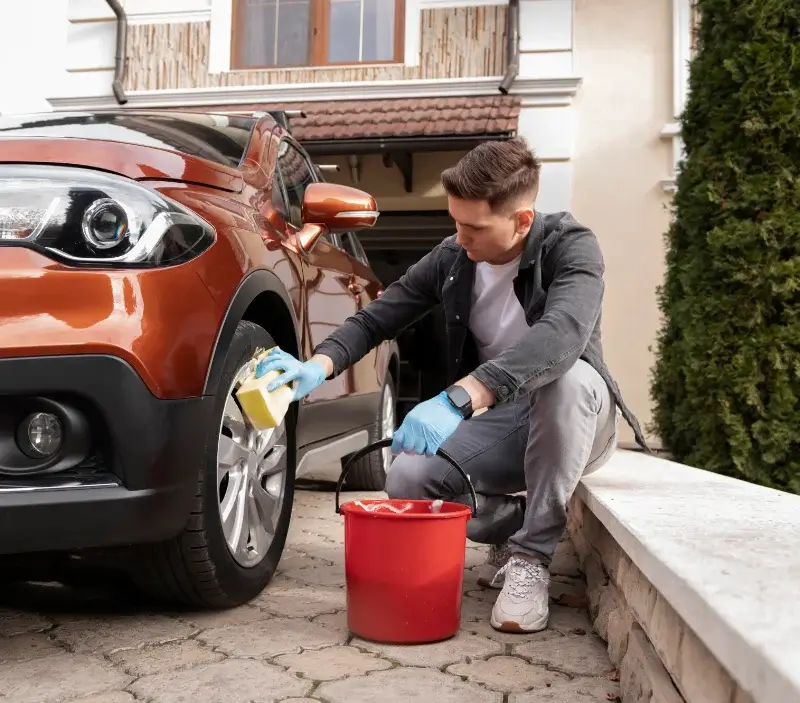 Lavage auto à domicile Digne-les-Bains : professionnel intervenant sur un véhicule